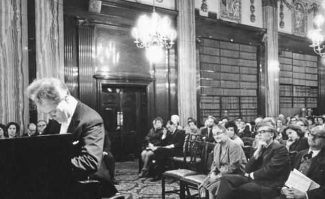 Charles Rosen ’48 *51 performs in October 1969.