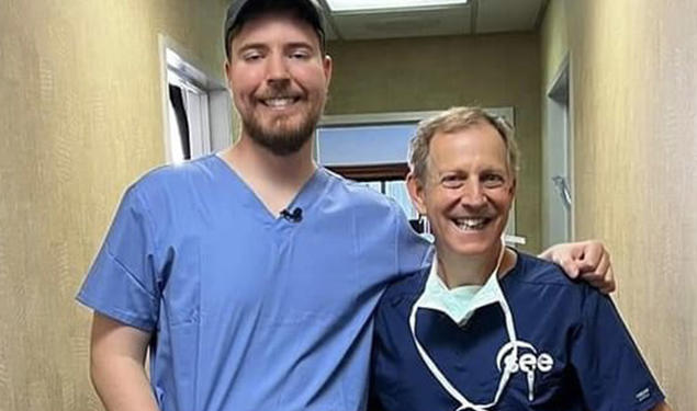 MrBeast, left, with Jeff Levenson ’80.