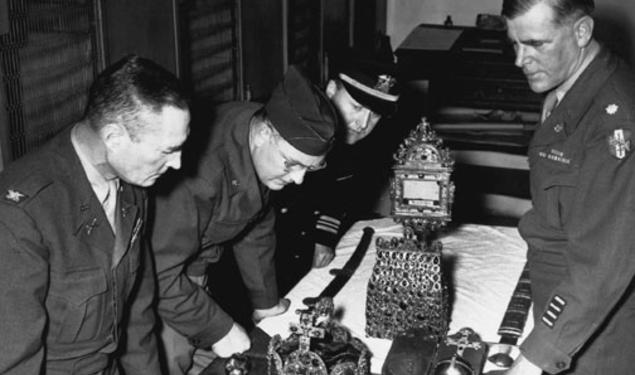 “Monuments Men” examine relics of the Holy Roman regalia upon their return to Vienna in 1946. Lt. Ernest DeWald *14 *16 is at far right, and Lt. Perry Cott ’29 *37 is third from left.