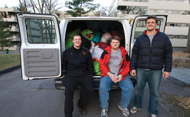 Robert Brueswitz ’08, left, and Bobby Morris ’10 of the Laundry Agency making a delivery.