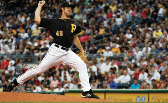 Ross Ohlendorf ’05 of the Pittsburgh Pirates pitches against the Atlanta Braves May 21 at PNC Park. Despite his efforts, the Pirates lost.