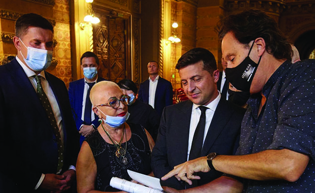 Hobart Earle ’83, right, conductor of the Odessa Philharmonic Orchestra, speaks to Ukrainian President Volodymyr Zelenskyy in September 2020. Looking on are the governor of the Odessa region, Maksym Kutsyi, and Philharmonic Hall director Halyna Zitser.