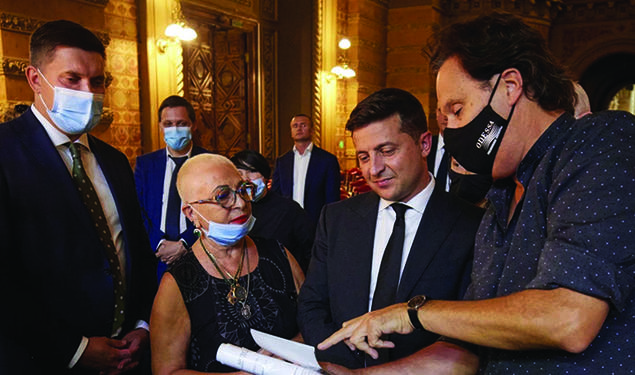 Hobart Earle ’83, right, conductor of the Odessa Philharmonic Orchestra, speaks to Ukrainian President Volodymyr Zelenskyy in September 2020. Looking on are the governor of the Odessa region, Maksym Kutsyi, and Philharmonic Hall director Halyna Zitser.