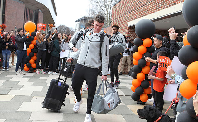 Students cheer for the men’s basketball players as they hit the road for Louisville, Kentucky, where they’ll play Creighton in the NCAA Sweet 16.