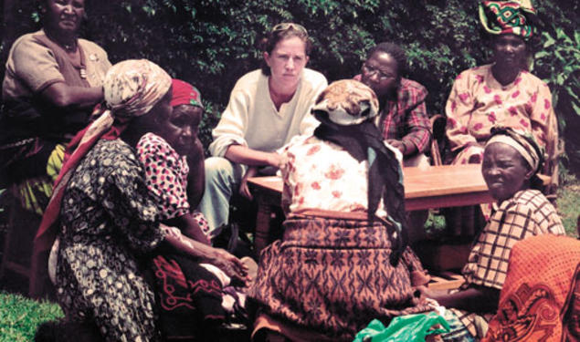 Caroline Elkins ’91, center, in Kenya in 2003 with survivors of Britain’s detention program.