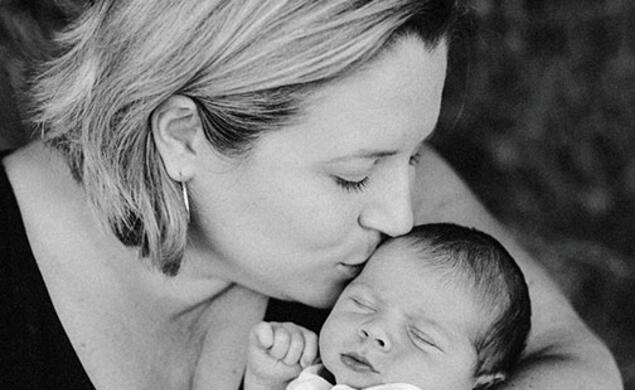 Mary McNealy Czarnecki ’00, with son Jonathan, is happy with small-town life in Newberg, Ore., population 22,000.