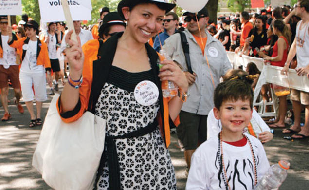Anna Herrera Winfeld ’93 and her son, Owen, enjoy the class circus theme.