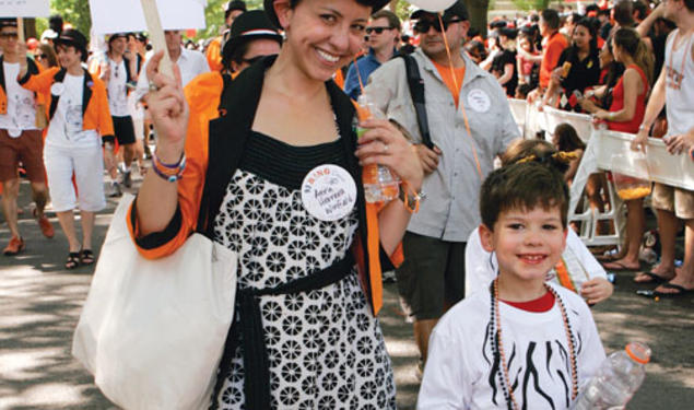 Anna Herrera Winfeld ’93 and her son, Owen, enjoy the class circus theme.