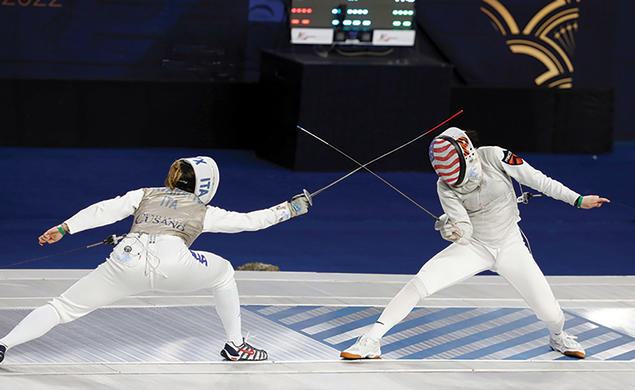 Maia Weintraub fencing