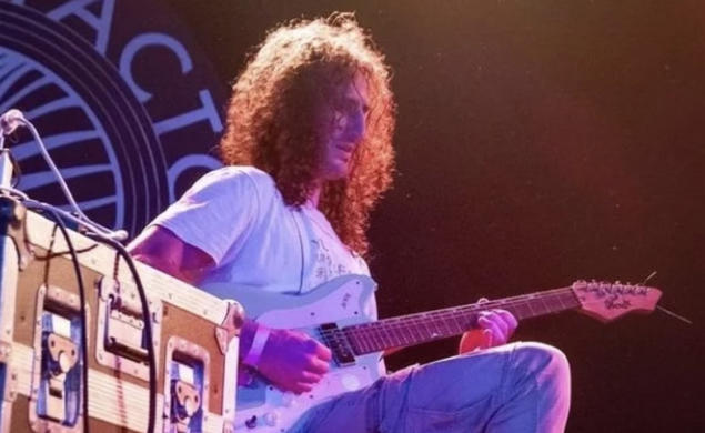 Alex Cavoli ’20 plays an electric guitar.