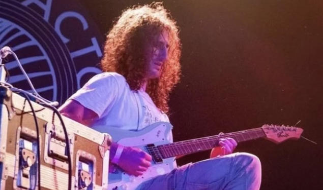 Alex Cavoli ’20 plays an electric guitar.