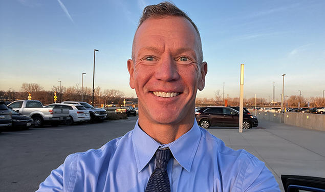 Jake Porter ’90 takes a selfie in a parking lot.