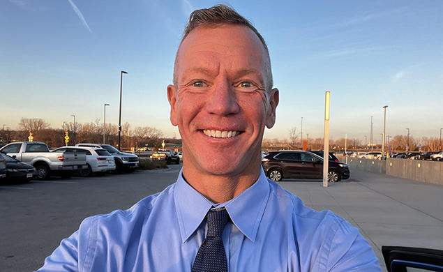 Jake Porter ’90 takes a selfie in a parking lot.