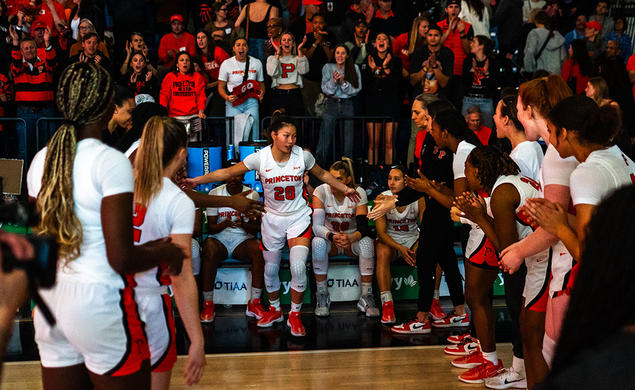 All eyes are on Kaitlyn Chen ’24 court side.