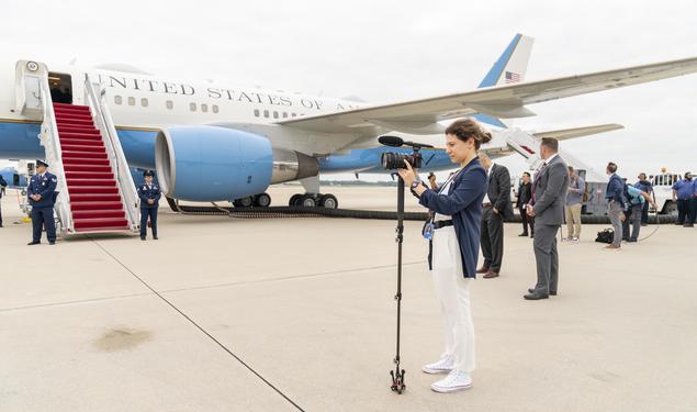 Azza Cohen ’16 and her camera outside Air Force One.