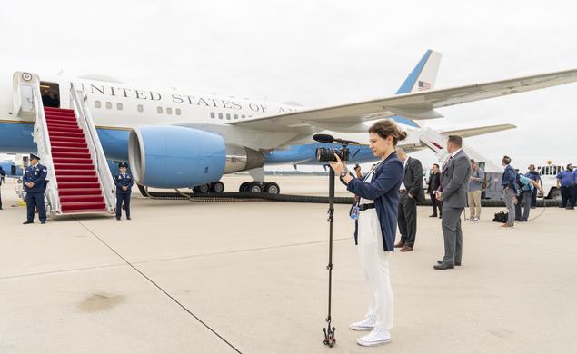 Azza Cohen ’16 and her camera outside Air Force One.