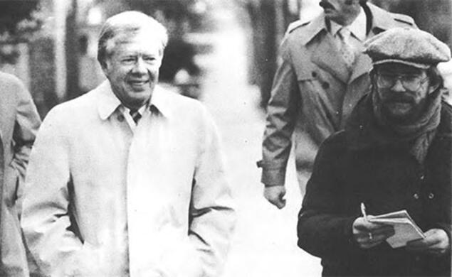 Jimmy Carter tours the campus with help from guide/reporter Kirk Petersen â80, right. (Daily Princetonian Archives)