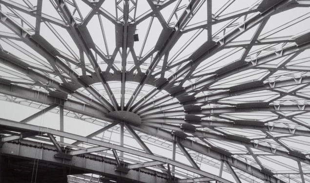 The geodesic roof at Jadwin Gymnasium is one of the building’s signature features. In this construction photo from the late 1960s, Alan Richards showcases the infrastructure that makes the distinctive pattern possible.