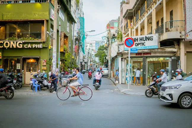 Darren Joe ’02 Pairs Saigon’s Hidden Alleyway Gems With Tourist Spots