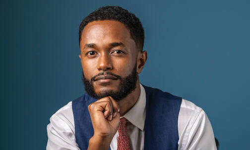 Refugee Solomon Tesfaye *20 Finds New Footing, and a Novel, in the U.S.