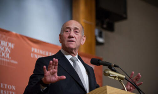 Olmert discusses territorial issues, nuclear Iran in campus speech