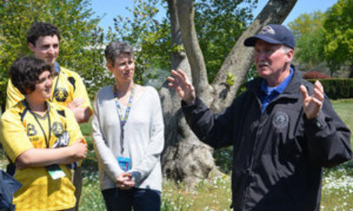 Student beekeepers tour White House hive, garden