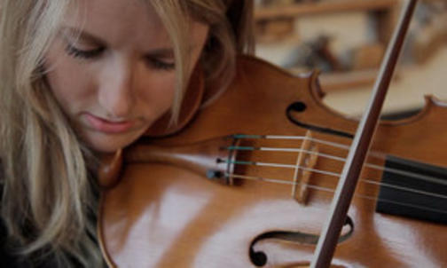 Violist Kende '07 aims to launch an orchestra career, with a little help