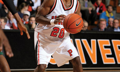 Davis '12, Mavraides '11 lead men's basketball