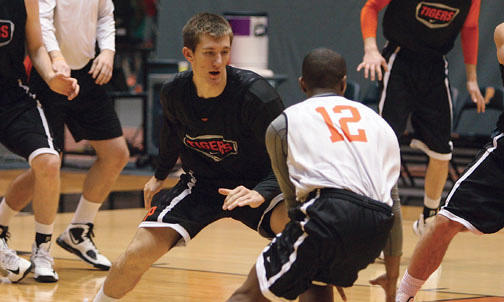 Top forecasts buoy men’s, women’s hoops