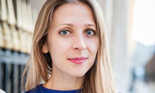 Amanda Dennis ’03 debut novel, Her Here, Tells an Existential Detective Story