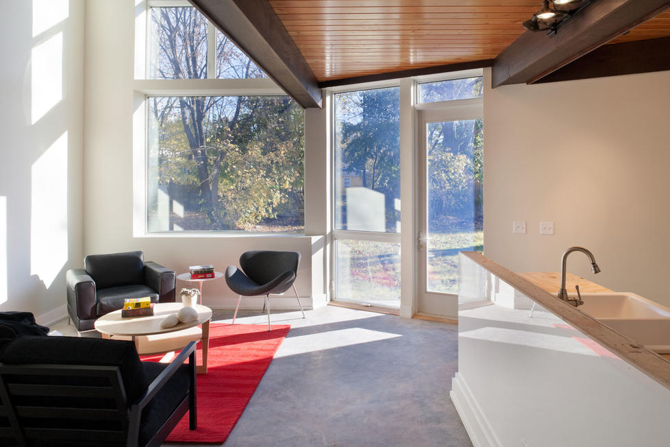 ARCHITECTURE RESEARCH OFFICE: A view of the living room and kitchen of the R-House, ARO and Della Valle Bernheimer’s winning entry to the 2009 design competition “From the Ground Up: Innovative Green Homes.” (Photo: © Richard Barnes)