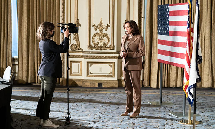 Azza Cohen ’16 films Kamala Harris speaking next to an American flag.