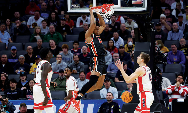 Keeshawn Kellman ’23 dunks against Arizona.