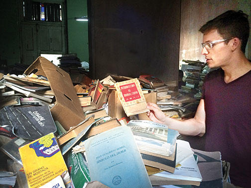 Miguel Caballero GS finds a workbook on Mandarin in a bookshop owned by a political activist.