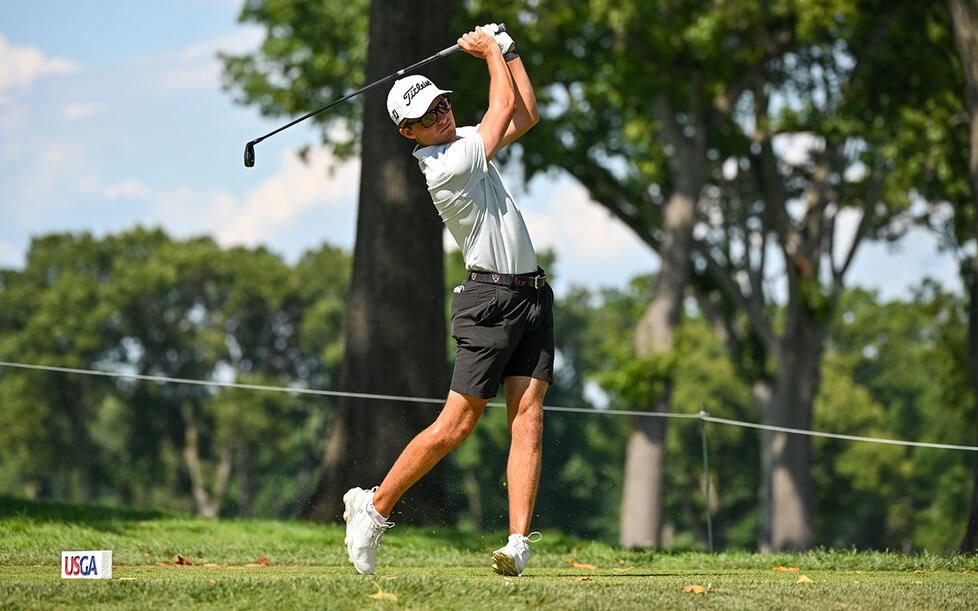 This is a photo of Jackson Fretty ’24 teeing off on the par-3 6th hole at Ridgewood Country Club in Paramus, New Jersey, during the first round of the U.S. Amateur. 