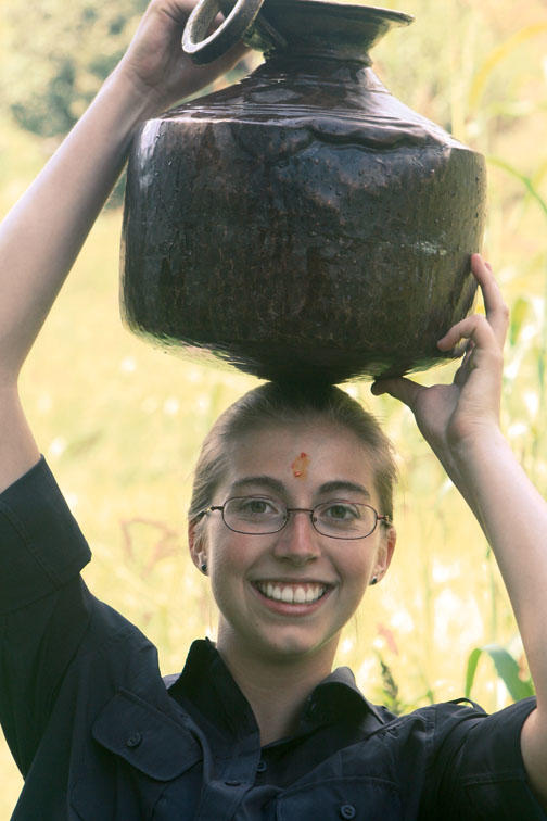 Lizzie Martin ’14, carrying water in Kanda, India.