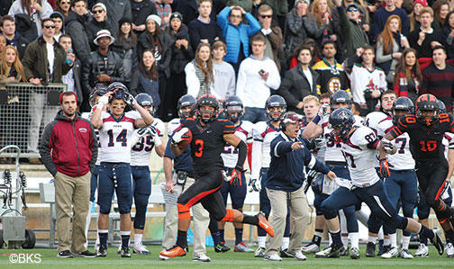 Dorian Williams ’17 races down the sideline as Penn fans look on.