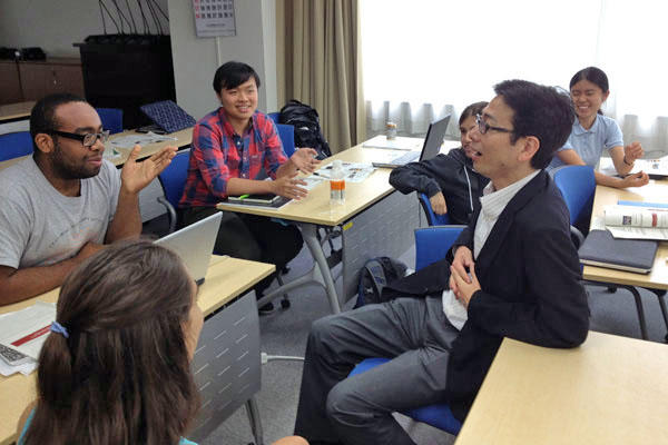 Students talk with Noriyuki Shikata, the deputy cabinet secretary for public affairs, about Japan’s nuclear-energy issues.