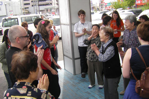 Global seminar participants talk with residents of a day center for senior residents displaced by the tsunami in Ishinomaki.