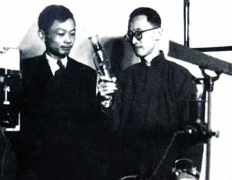 Tung Ching Chow *33, right, with Jun-Hsin Fang and their first X-ray tube