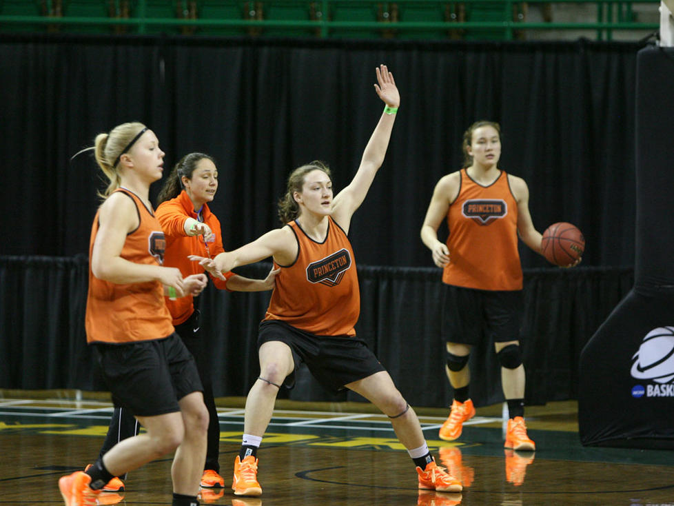 Forward Alex Wheatley '16 controls the post in a March 23 practice at Baylor University's Ferrell Center.